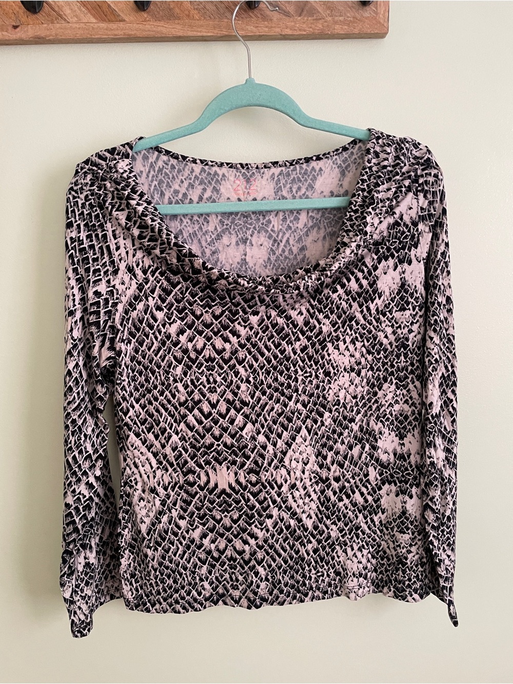 Women’s Cream and Black Snake Print Long-Sleeve Top